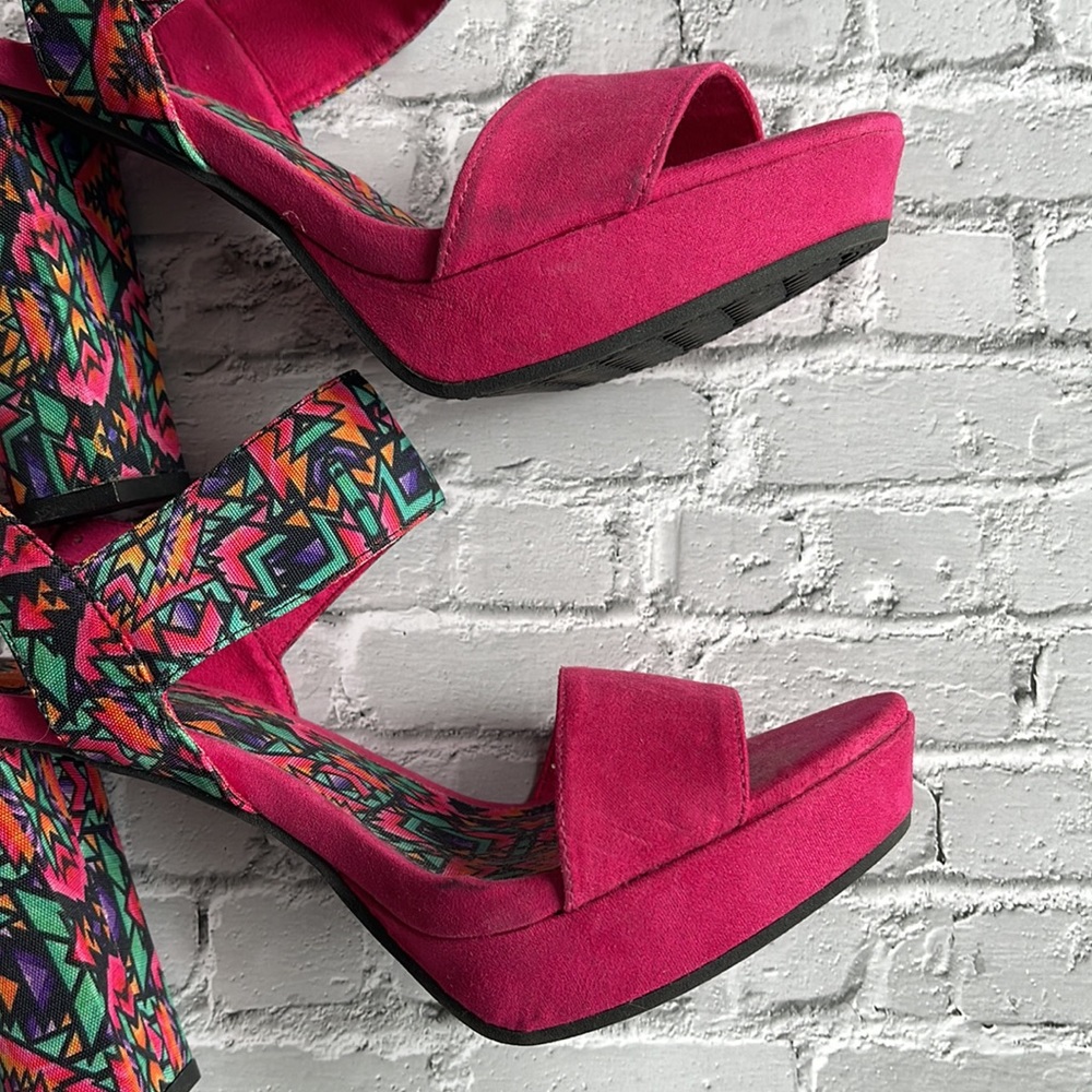 ROCKET DOG | Enhance Your Prance Heels in Bold Southwest - Picture 14 of 14